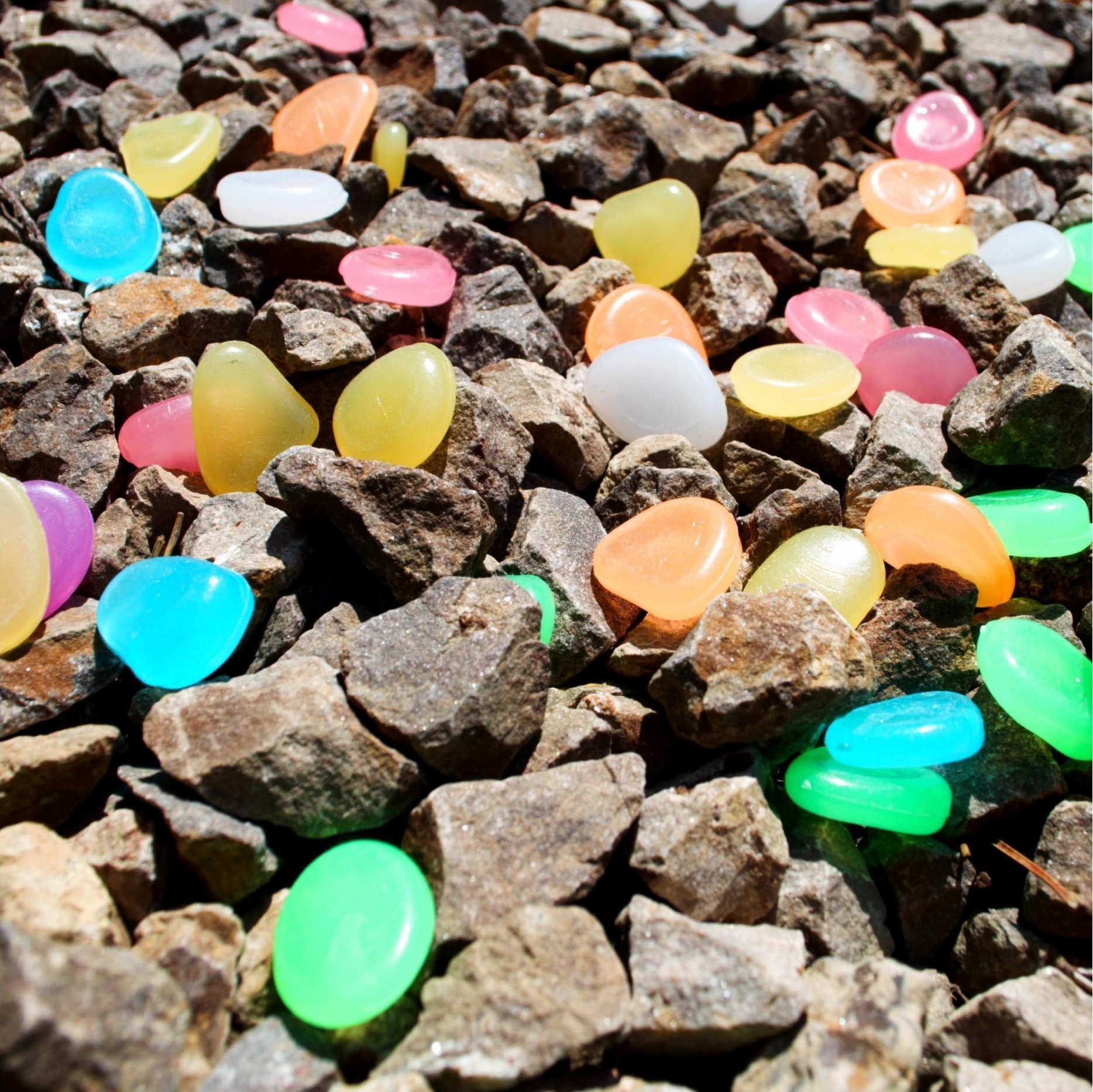 PrzydaSie Kamienie Świecące Fluorescencyjne Kamyki 100Szt