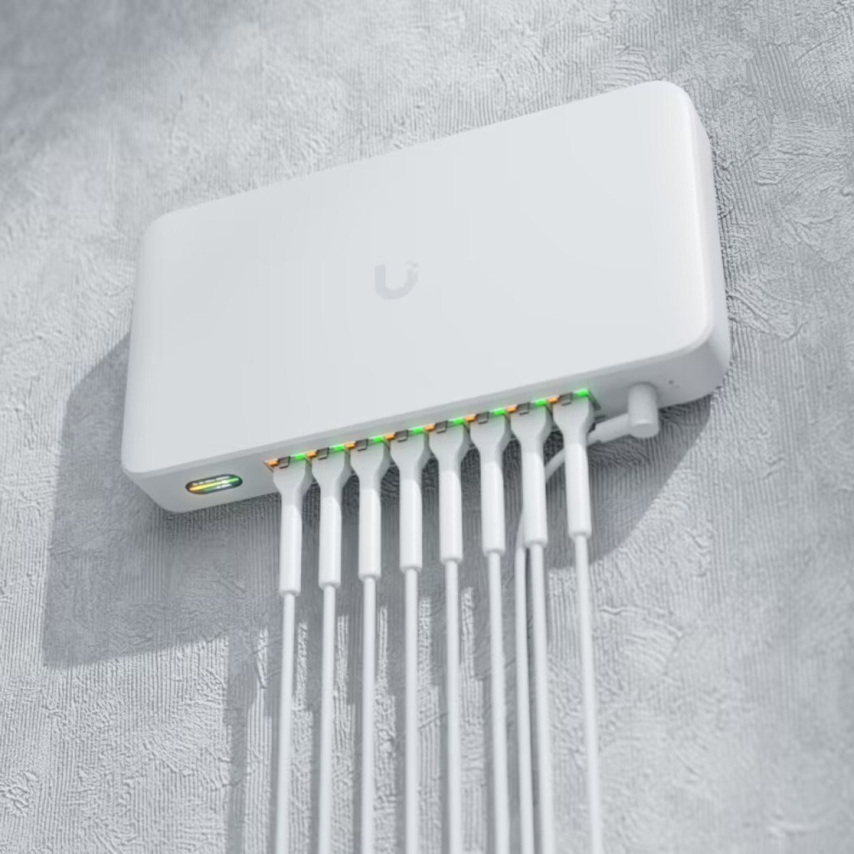 Compact PoE+ switch* with (1)