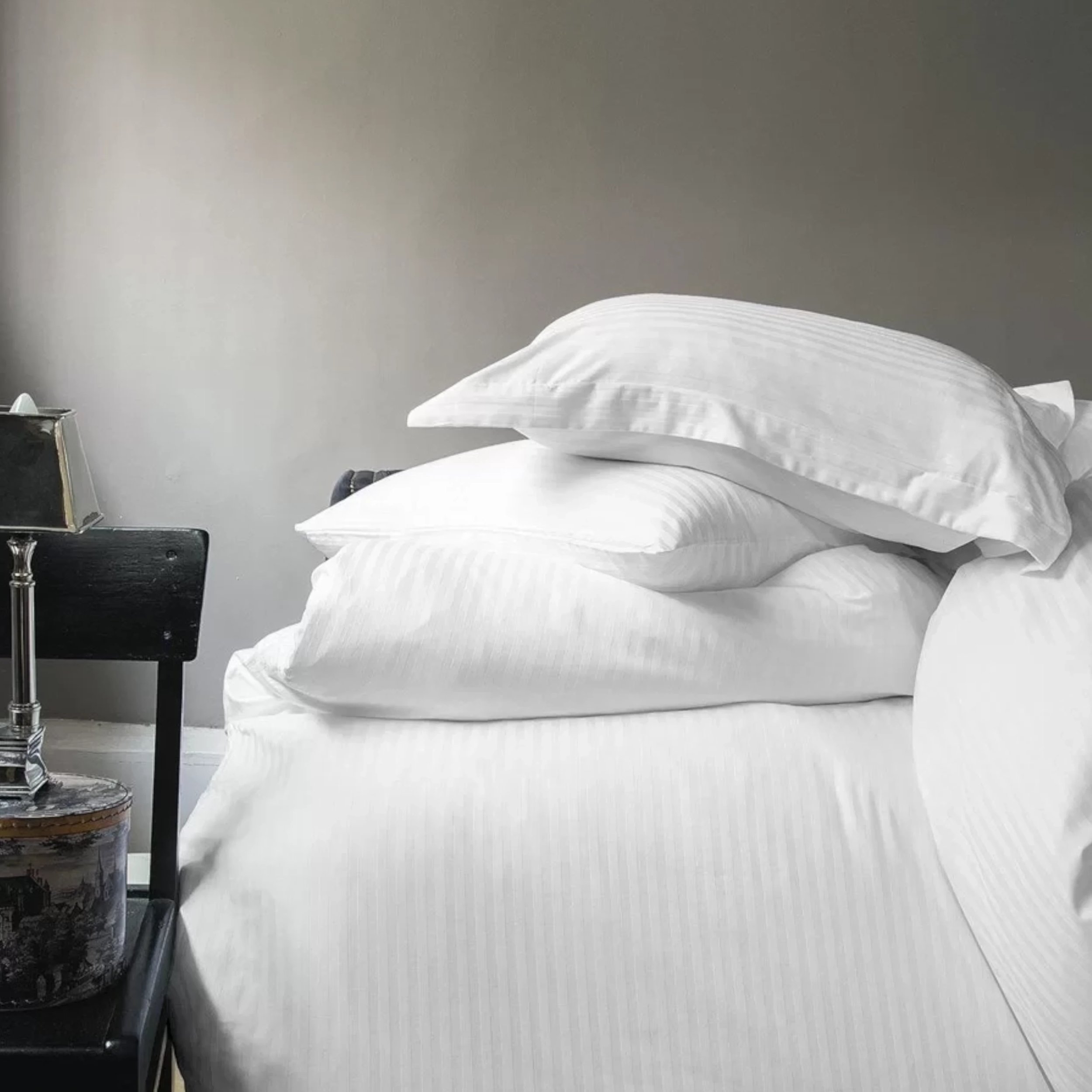 Pościel Issimo Pure White Stripe Satin 200x220 + 2szt 50x70 bawełna, Certyfikat Oeko Tex