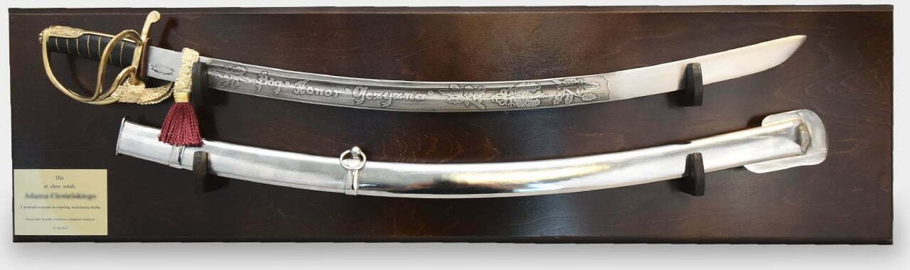 rzezbyzbrazu Gotowy Zestaw na Prezent Szabla Kawaleryjska Radziwiłłówka Bóg Honor Ojczyzna z Pochwą na Tablo Brązowym