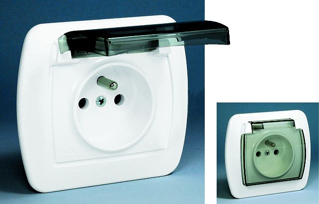 Kontakt-Simon Gniazdo hermetyczne pojedyncze AKORD z/u 16A IP44 z przesłoną torów i klapką dymną białe - AGZ1BZE/11A