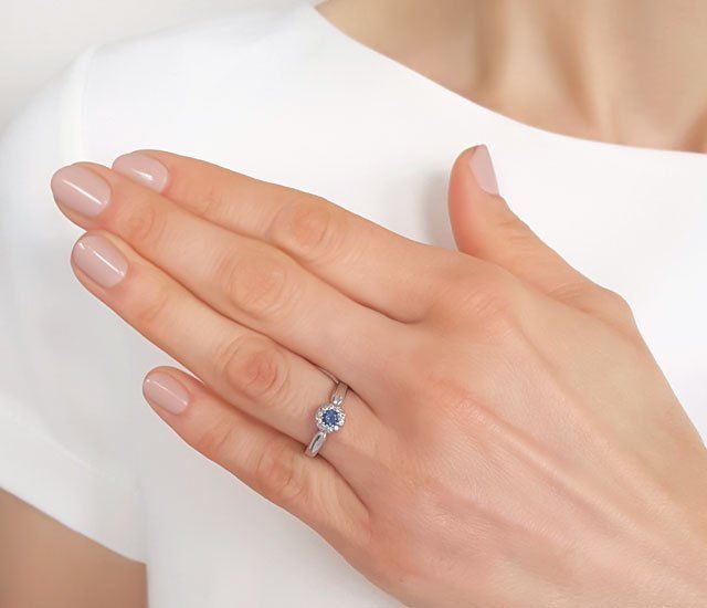 WĘC - Twój Jubiler Pierścionek z białego złota z szafirem i cyrkoniami AP-42B-C 10 / UE- 50