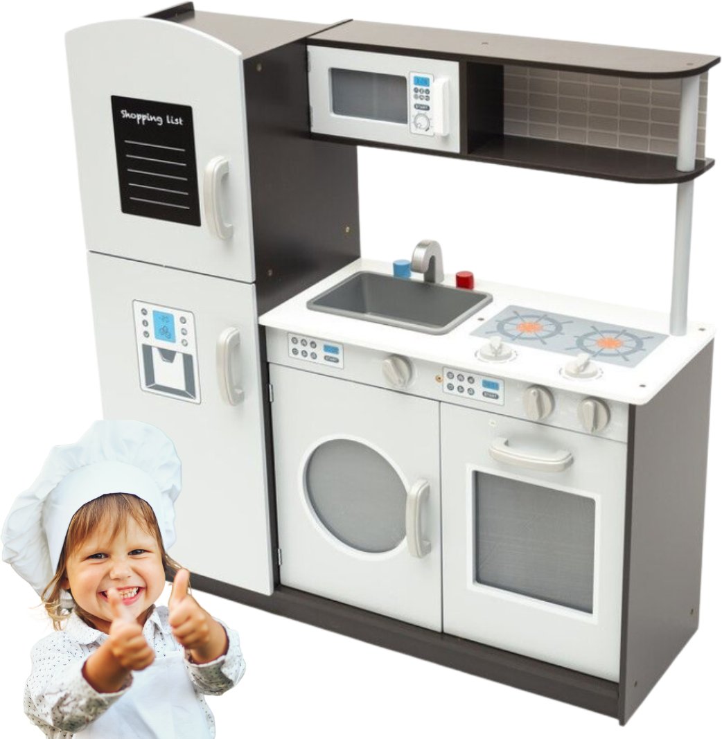 Drewniana kuchnia w kolorze białym z brązowymi akcentami i tablicą do pisania