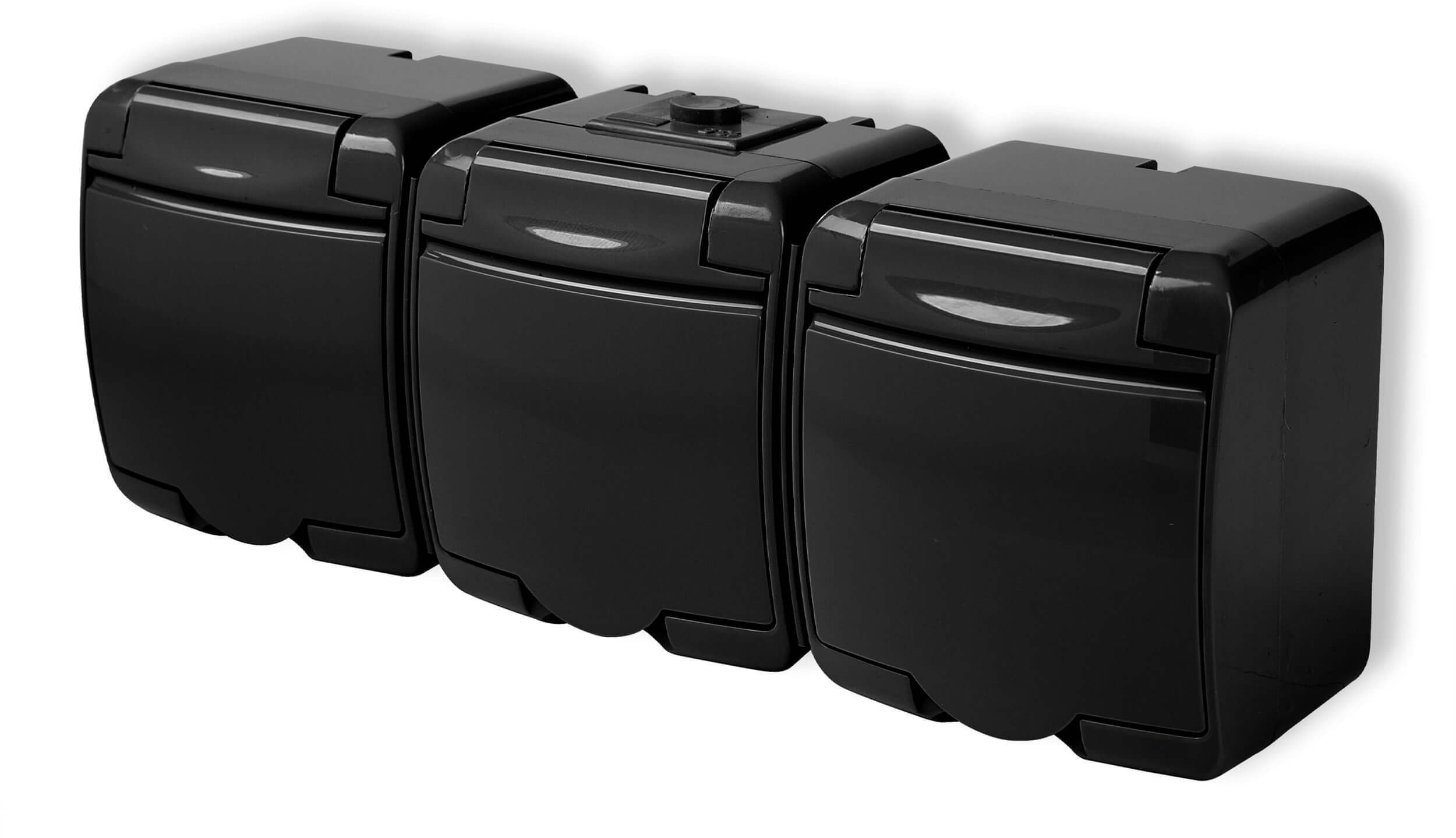 JUNIOR Gniazdo potrójne z uziemieniem 3x(2P+Z) (klapka czarna bez przesłon) czarny 12GHE-3