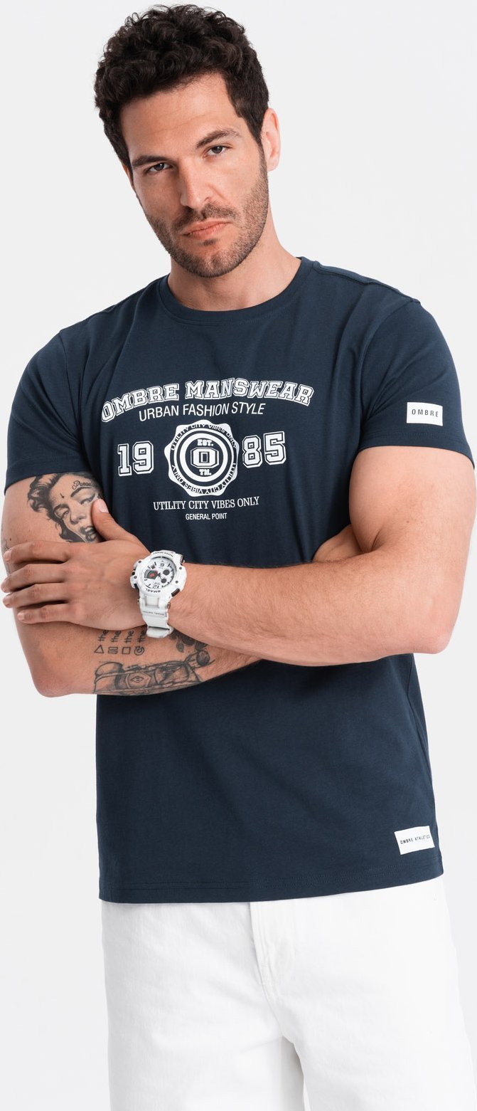 Ombre T-shirt męski z nadrukiem w stylu college granatowy V3 OM-TSPT-0137 XL