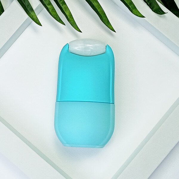 Yeye Lodowy roller z naturalnym kamieniem do masażu twarzy i ciała Yeye Niebieski