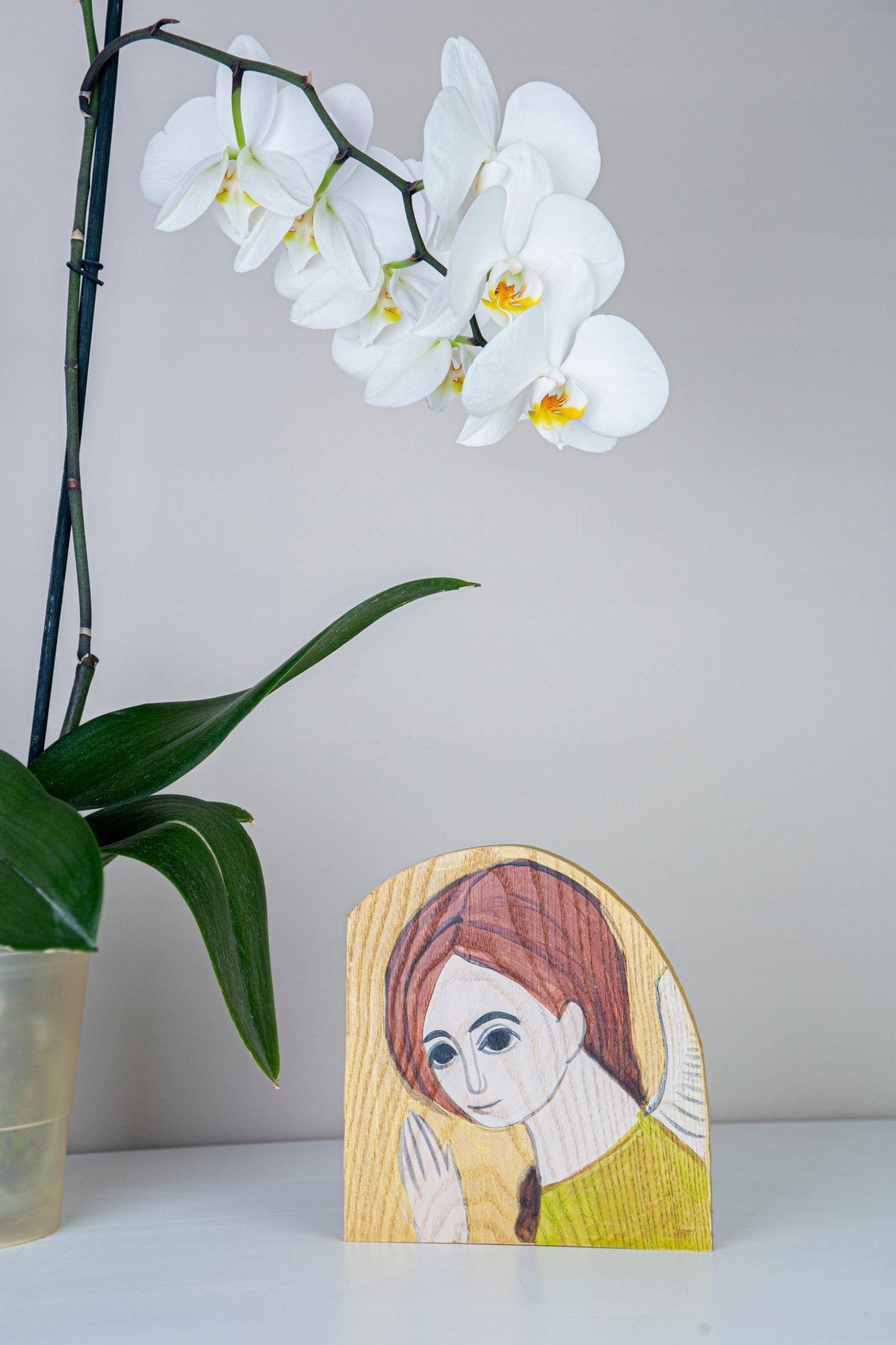 Anioł z warkoczem na drewnie