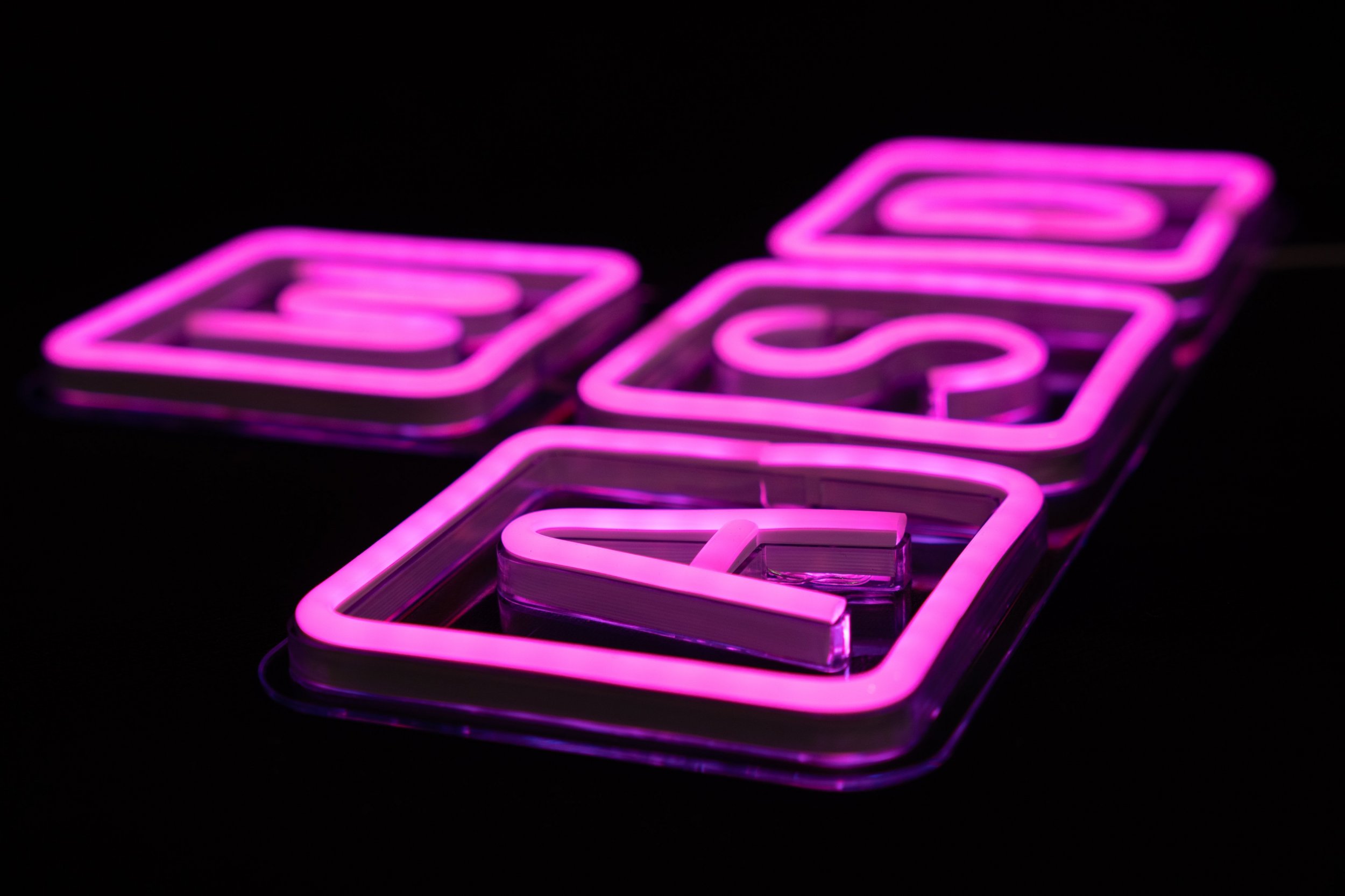 PREYON Neon gamingowy LED ścienny WASD Purple Eye Bait (PBEB28WD)