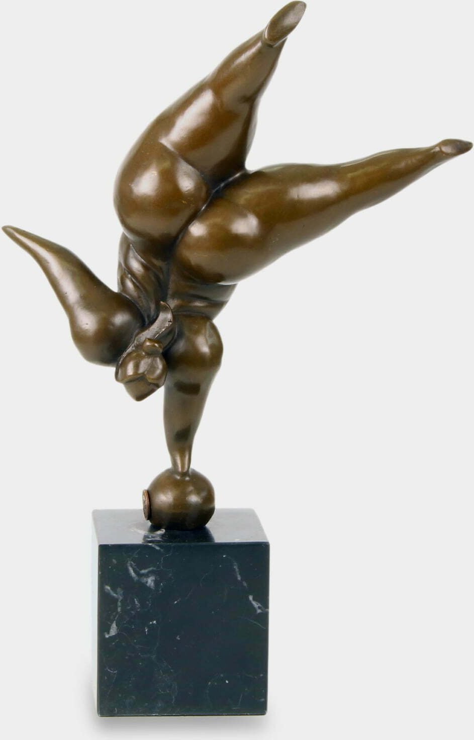 rzezbyzbrazu Modernistyczna Gimnastyczka na Pilce