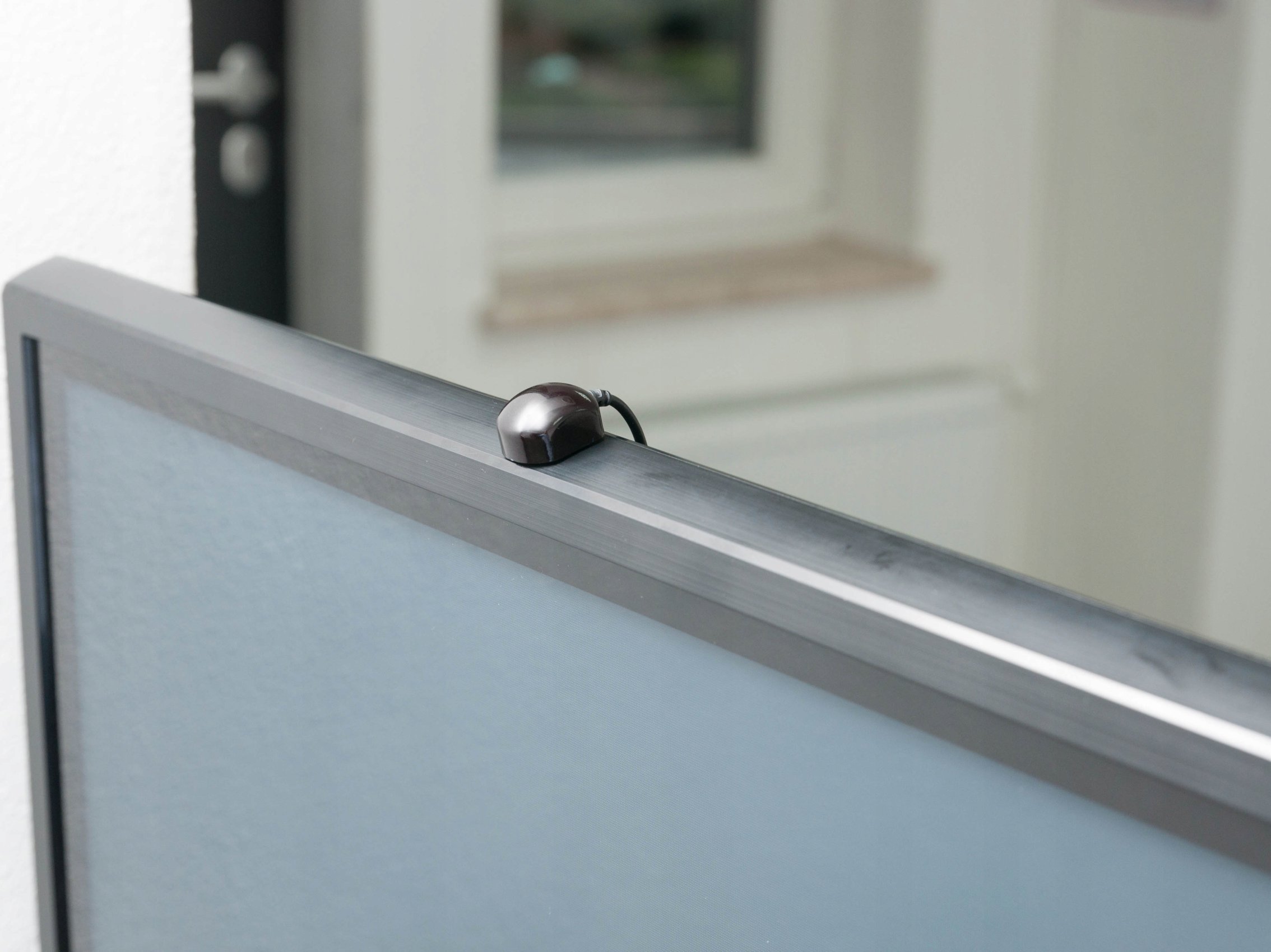 Sabaj Elektryczny naścienny uchwyt do telewizora Swing Mount Sterowany pilotem Maksymalna waga telewizora do 40kg SM-XL-180 Maksymalna przekątna ekran