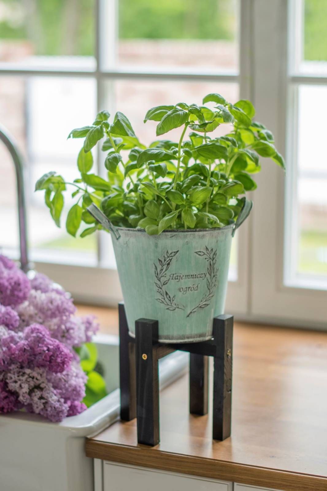 Tajemniczy ogród Drewniany stojak na donice czarny M