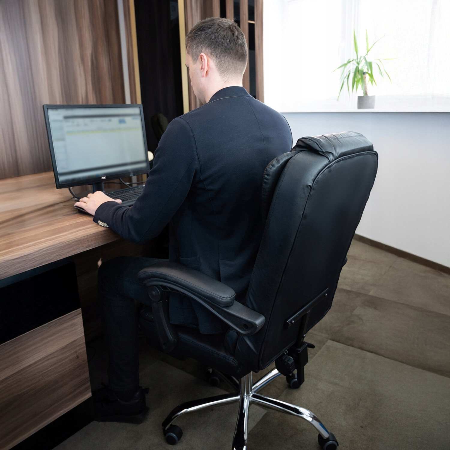 Krzesło biurowe Malatec Fotel biurowy z podnóżkiem- czarny 26195