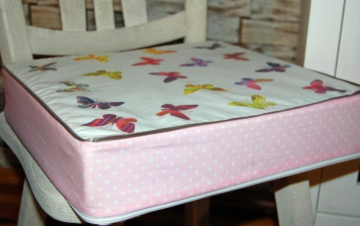 Sango Trade PODUSZKA NA KRZESEŁKO DLA DZIECKA - FRUWAJĄCE PO ŁĄCE MOTYLE