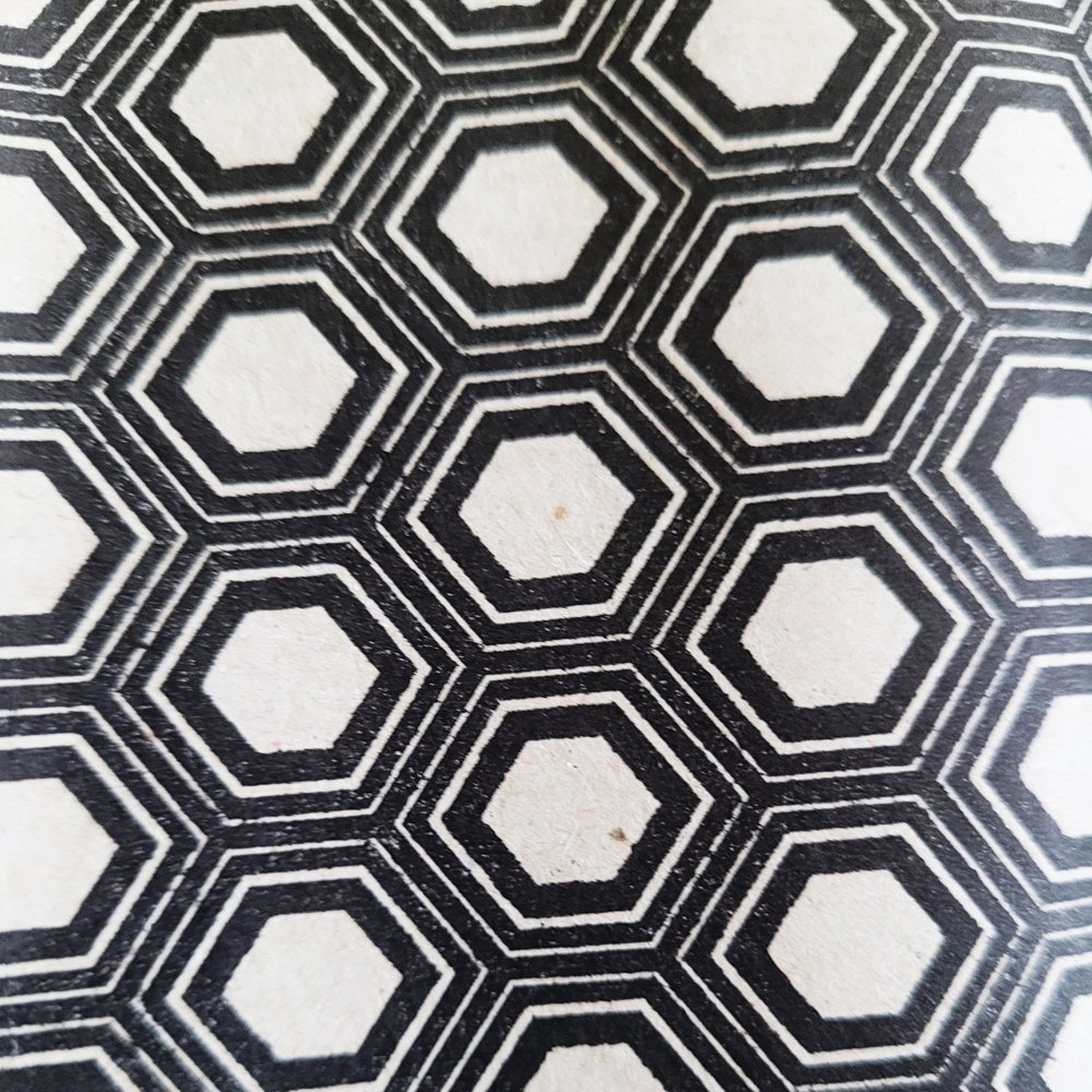 Papier czarny romby do pakowania 57cmx2m 2m318