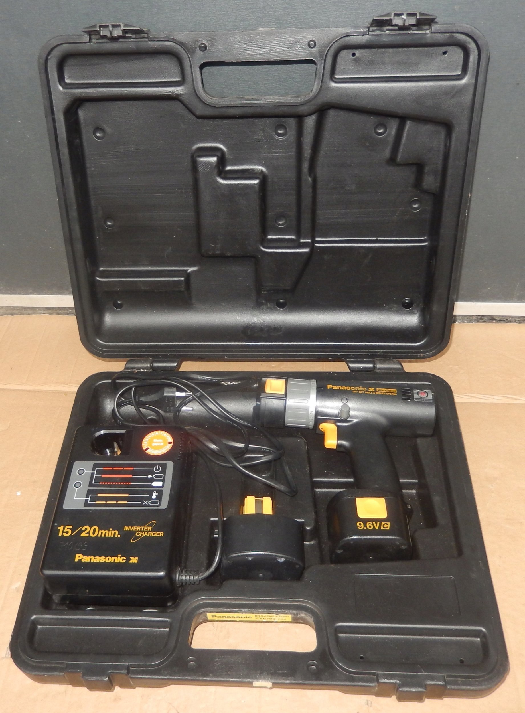 Kompaktowa i lekka wiertarko-wkrętarka 18 V Panasonic EY1DD1J18D, w zestawie ładowarka + 2 x aku 18 V / 3,0 Ah