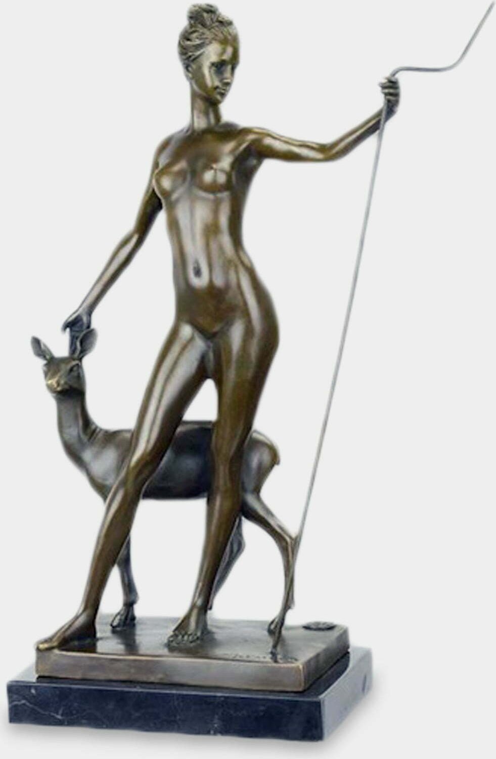 rzezbyzbrazu Diana z Łanią Patronka Myśliwych Rzeźba z Brązu