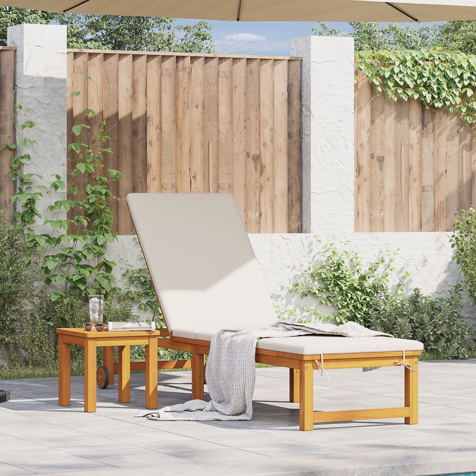 vidaXL Leżak słoneczny z kremowymi poduszkami z solidnego drewna akacjowego