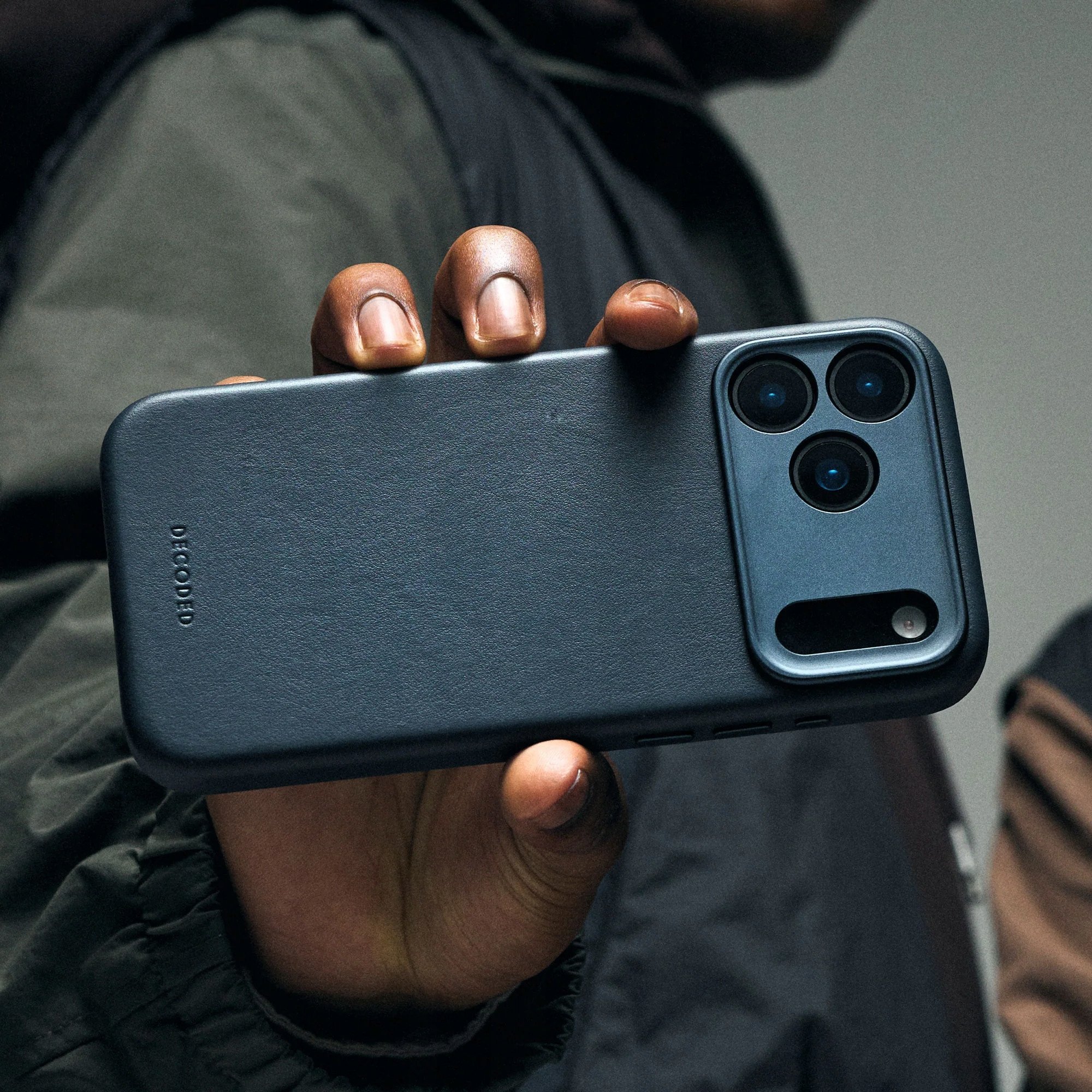 Decoded Leather Backcover - skórzana obudowa ochronna do iPhone 17 Pro kompatybilna z MagSafe navy shadow