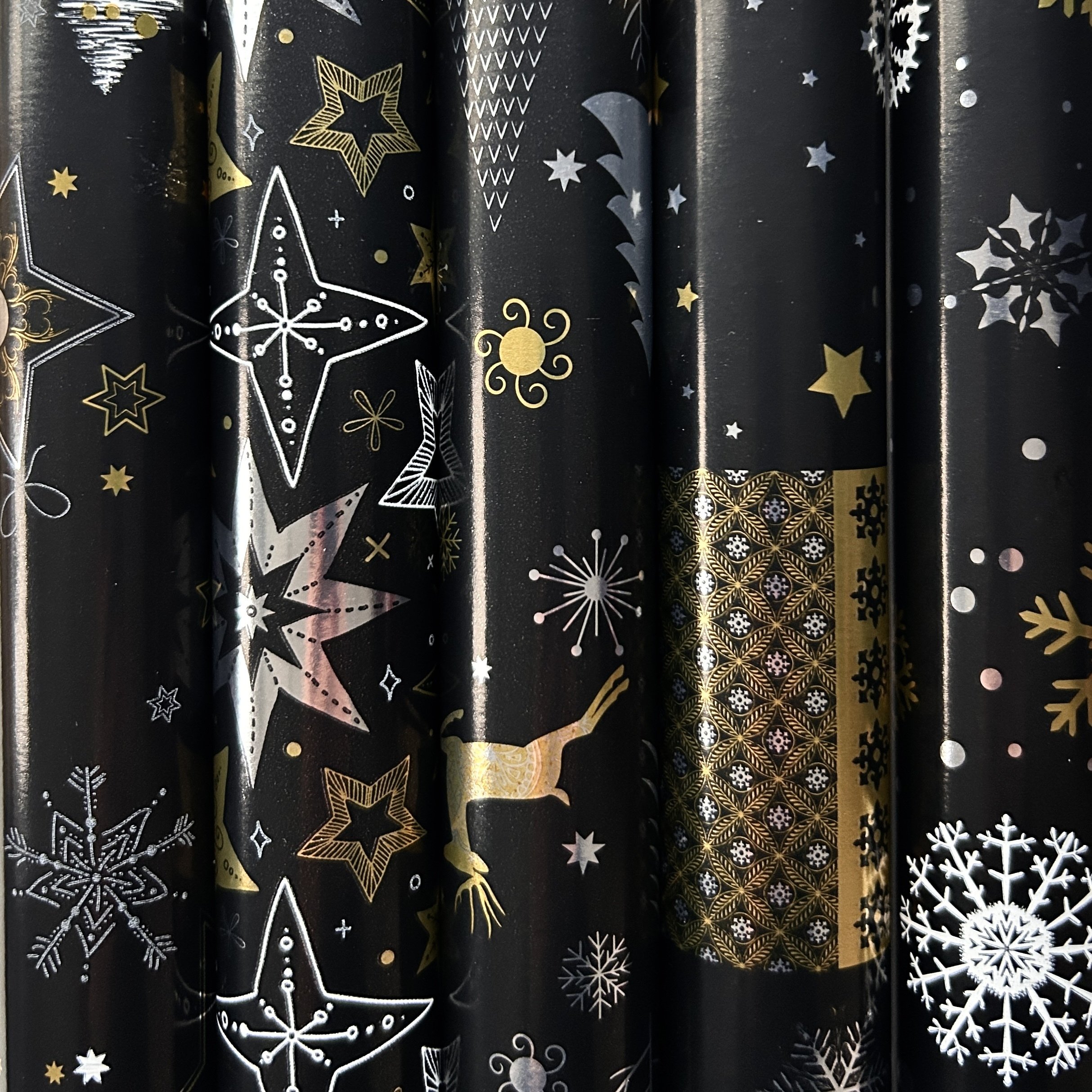 Fastima Zestaw czarnego błyszczącego papieru choinkowego z gwiazdkami 70cmx2m 5szt ZST92