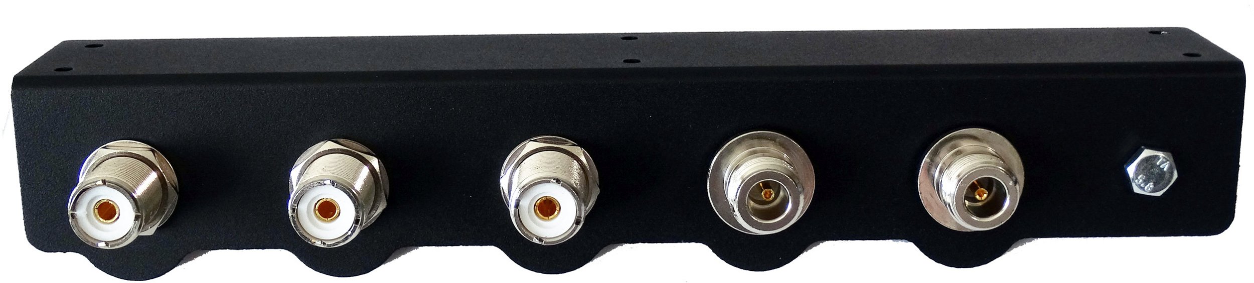 Uziemiająca listwa antenowa na 5 anten z 3 beczkami UC1 i 2 beczkami N