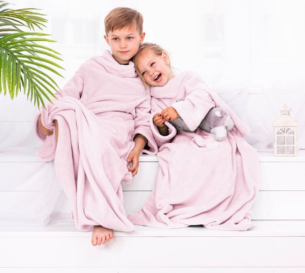 Decoking Koc dziecięcy 90x105 Lazy Kids z rękawami, pudrowy róż, DecoKing.