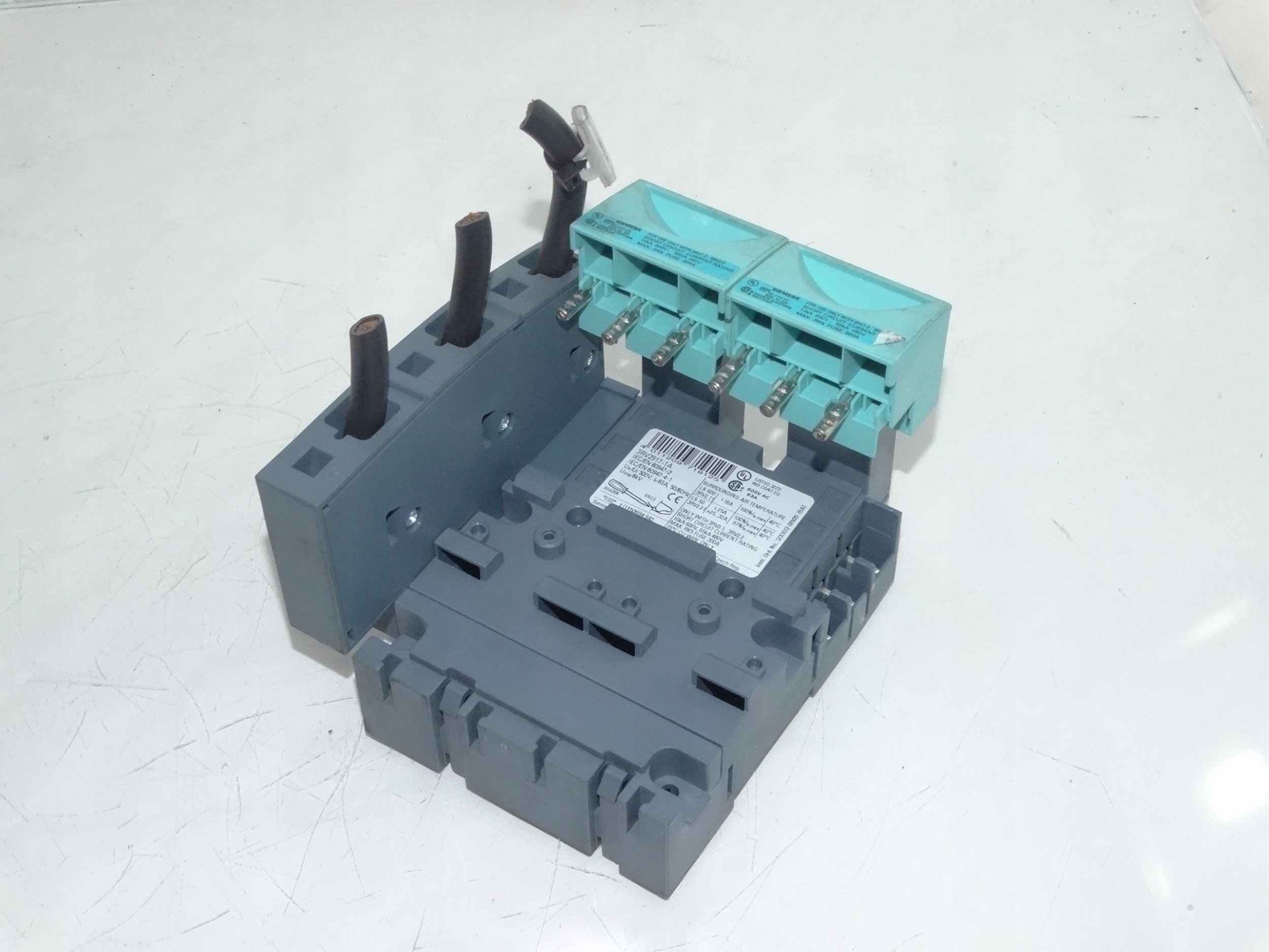 Podstawa SIRIUS 3RV29 dla 2 wyłączników 3RV2 S00-S0 z zasilaniem lewostr. zawiera osłonę końcową 3RV2917-1A