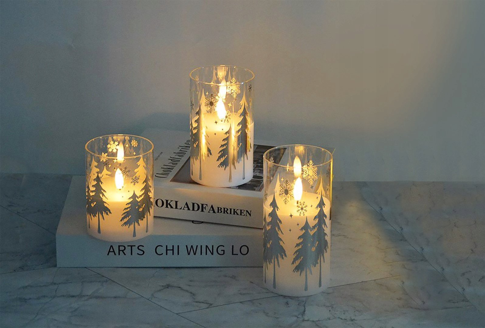 Dekoracja świąteczna Beliani NIKOLAO Świeca Led 7,5xh15cm