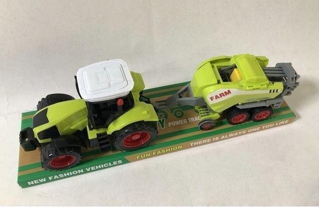 Traktor z maszyną rolniczą