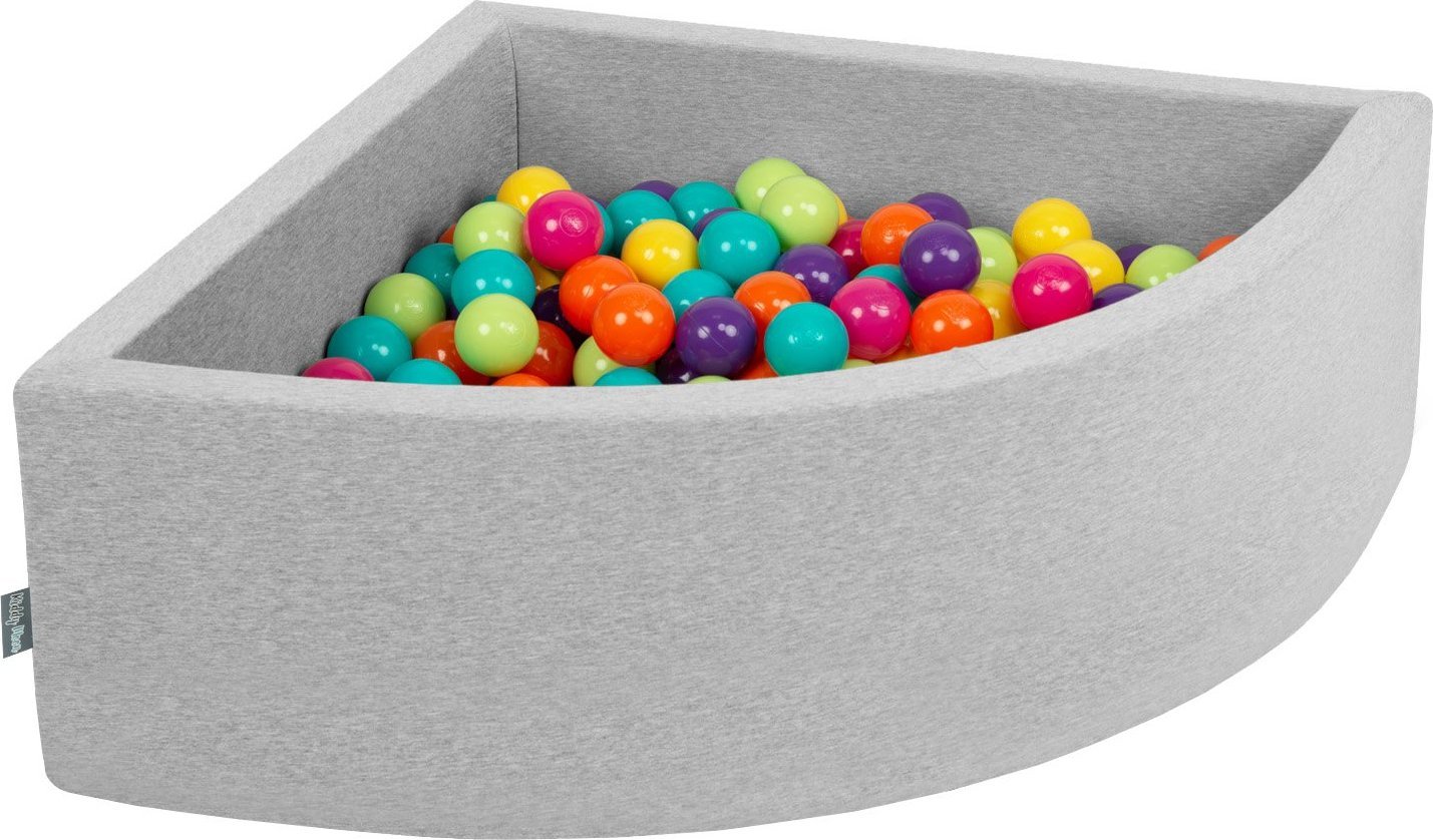 KiddyMoon KiddyMoon Suchy basen trójkątny z piłeczkami 7cm jasnoszary: jasny zielony-żółty-turkus-pomarańcz-ciemny róż-fiolet 90x30cm/200piłek Zabawka
