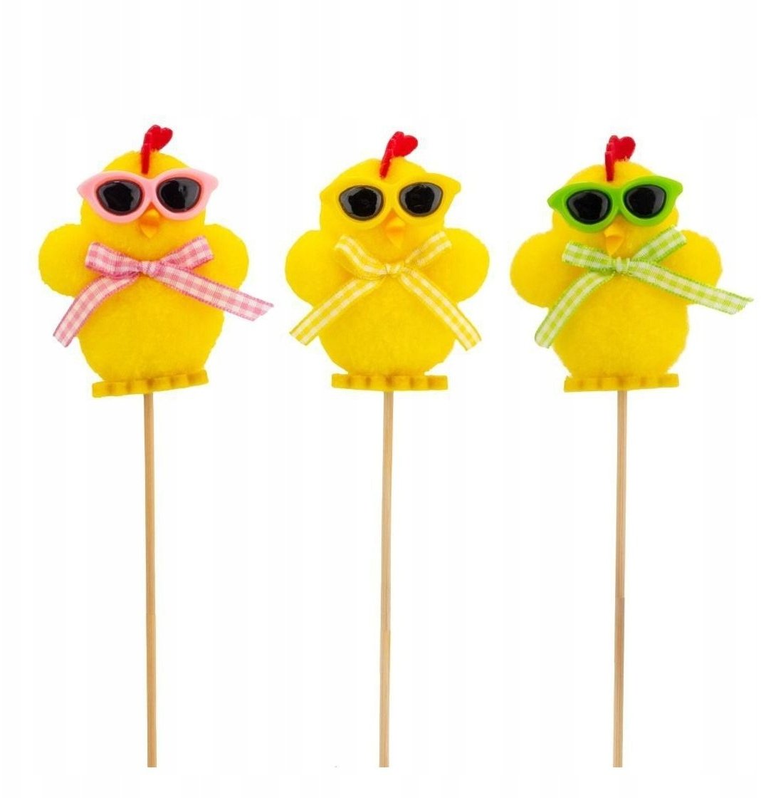 Kurczaczek w okularach na piku