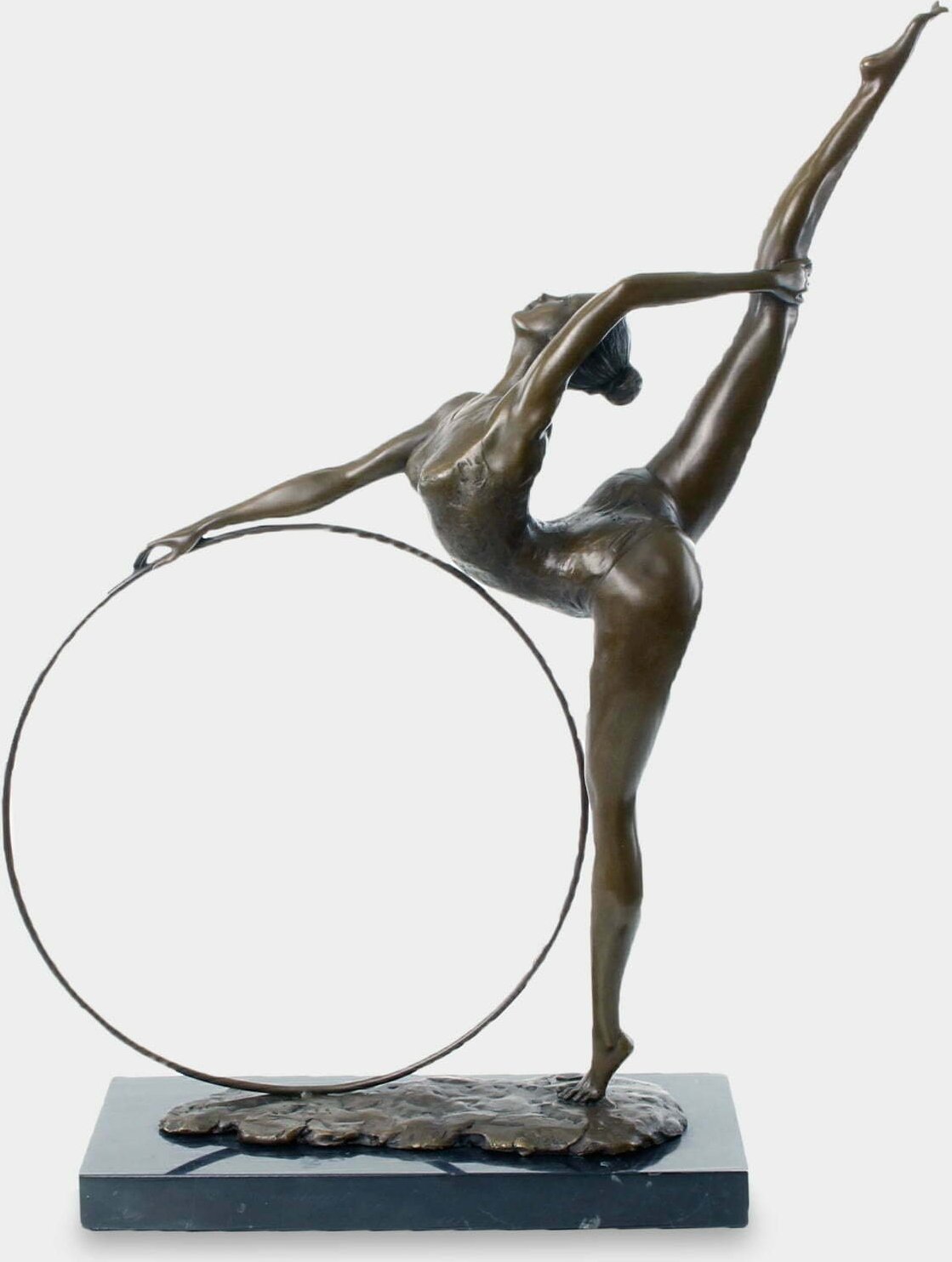 rzezbyzbrazu Gimnastyczka z Obręczą Rzeźba z Brązu