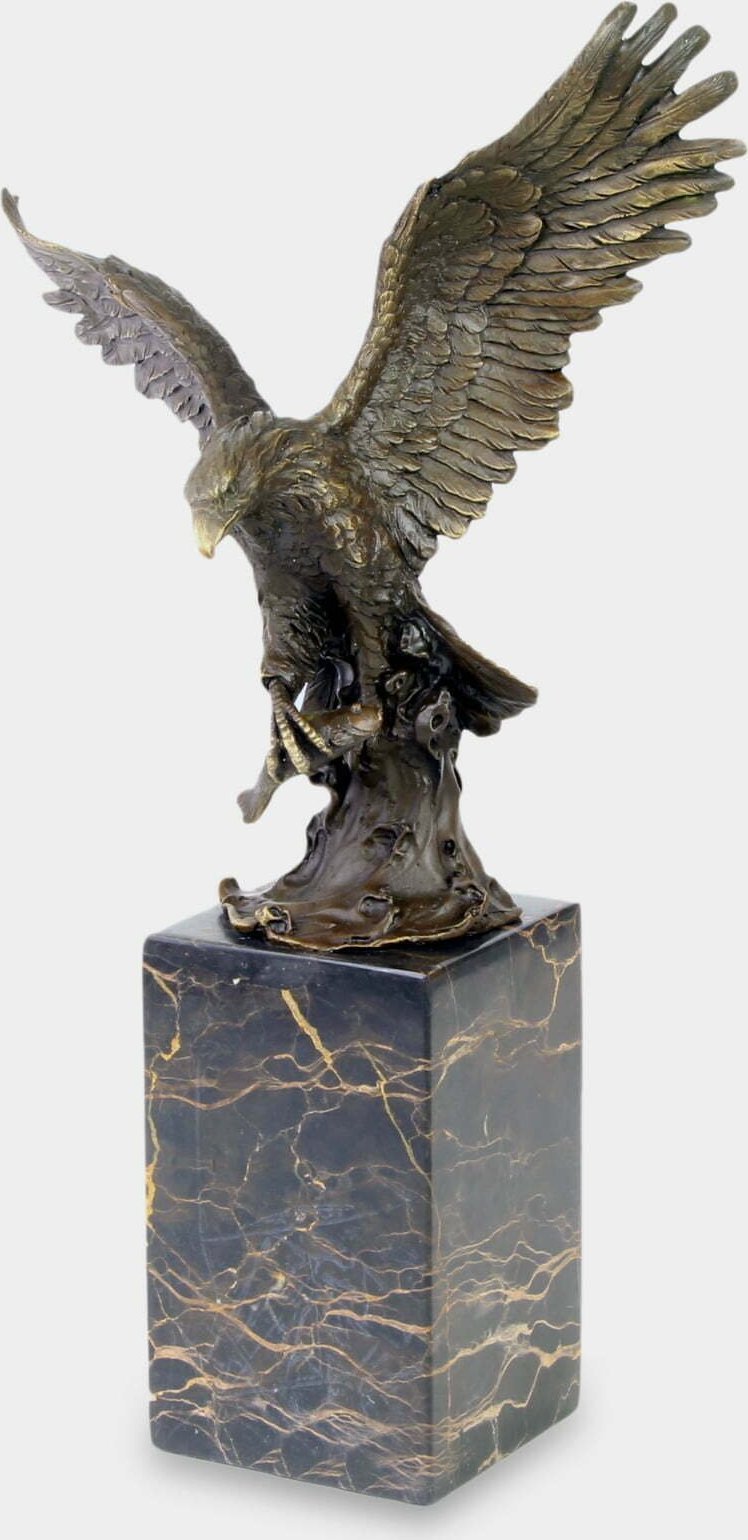 rzezbyzbrazu Orzeł łowiący Ryby