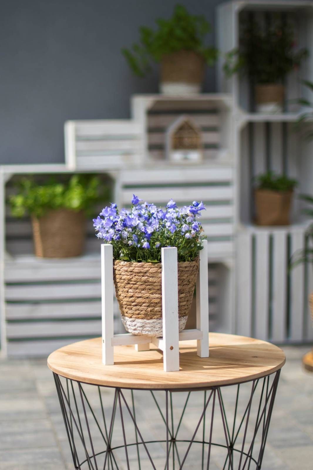 Tajemniczy ogród Drewniany stojak na donice biały S