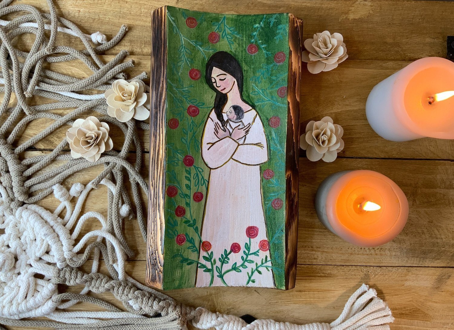 MATKA BOŻA WŚRÓD RÓŻ - MALUNEK NA OPALONYM DREWNIE
