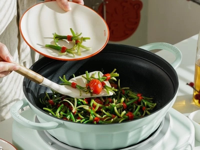 BUYDEEM Emaliowane naczynie aluminiowe ze szklaną pokrywą i funkcją gotowania na parze 3,8L, model CP181, kolor Cozy Greenish