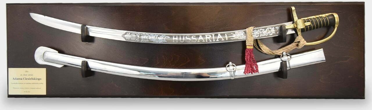 rzezbyzbrazu Gotowy Zestaw na Prezent Szabla Husarska z Pochwą na Tablo Brązowym Grawer Dedykacja