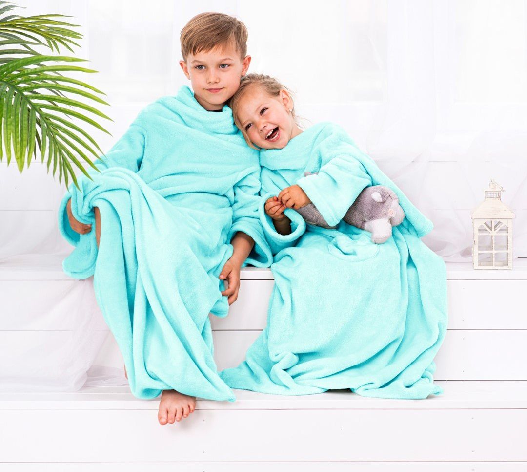 Decoking Koc dziecięcy 90x105 Lazy Kids z rękawami turkusowy DecoKing