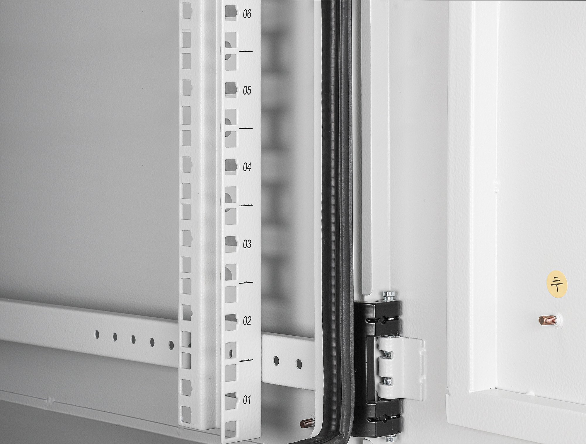 Szafa INTELLINET IP55 19" Rozdzielacz ścienny szary 18 HE 600mm