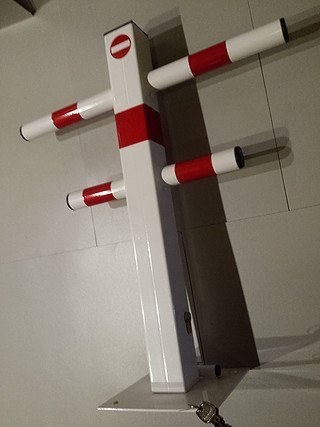 R-W BLOKADA PARKINGOWA JEŻYK BIAŁO-CZERWONA NA KLUCZYK.