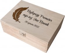 Koszulkowy Najlepszy Promotor - produkt personalizowany - drewniana herbaciarka z grawerem na prezent