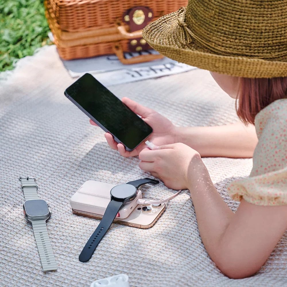 Adam Elements Vionta C2 Pro - magnetyczny powerbank bezprzewodowy do iPhone/Apple Watch 10000 mAh kremowy