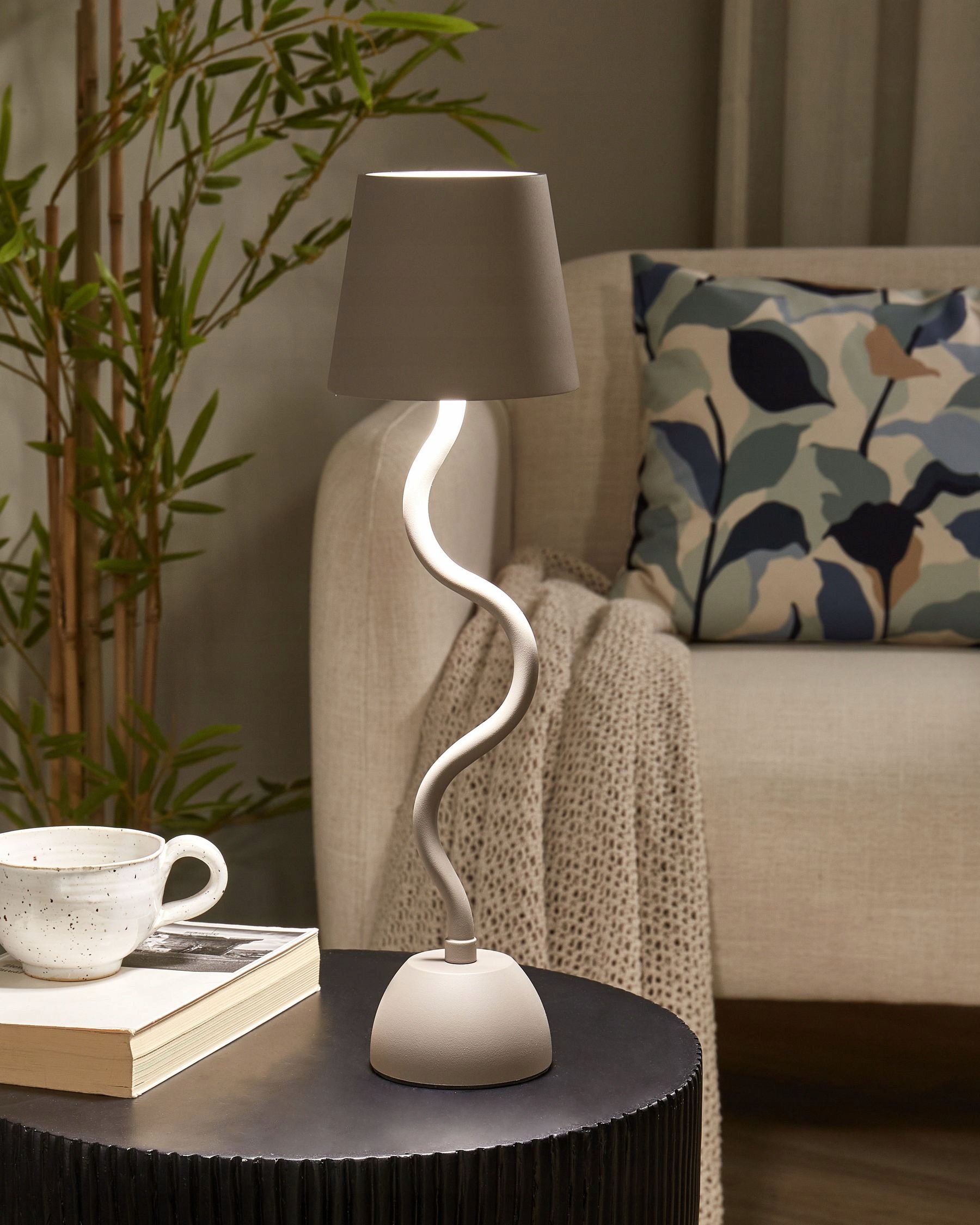 Lampa stołowa Beliani Bezprzewodowa lampa stołowa LED VOUGA Ze ściemniaczem Metal Beżowy