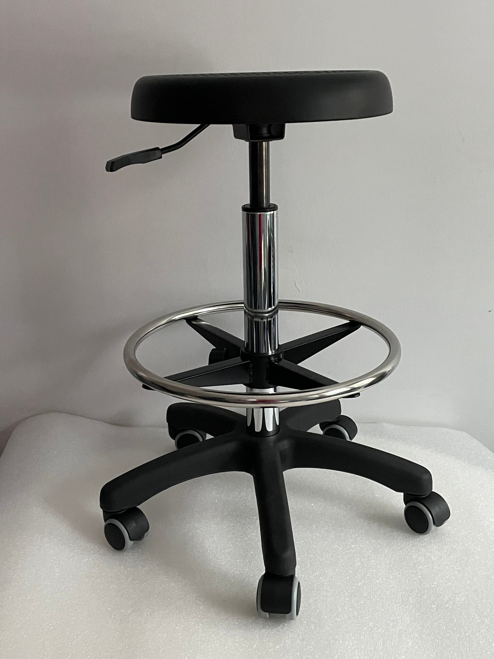 Krzesło robocze PUR na kołkach, wysokie, z podnóżkiem