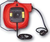 PCE Przedłużacz samozwijający na bębnie z hamulcem 10m H05VV-F 3x1,5 z wtyczką i gniazdem 230V gumowym do montażu na suficie lub ścianie IP44