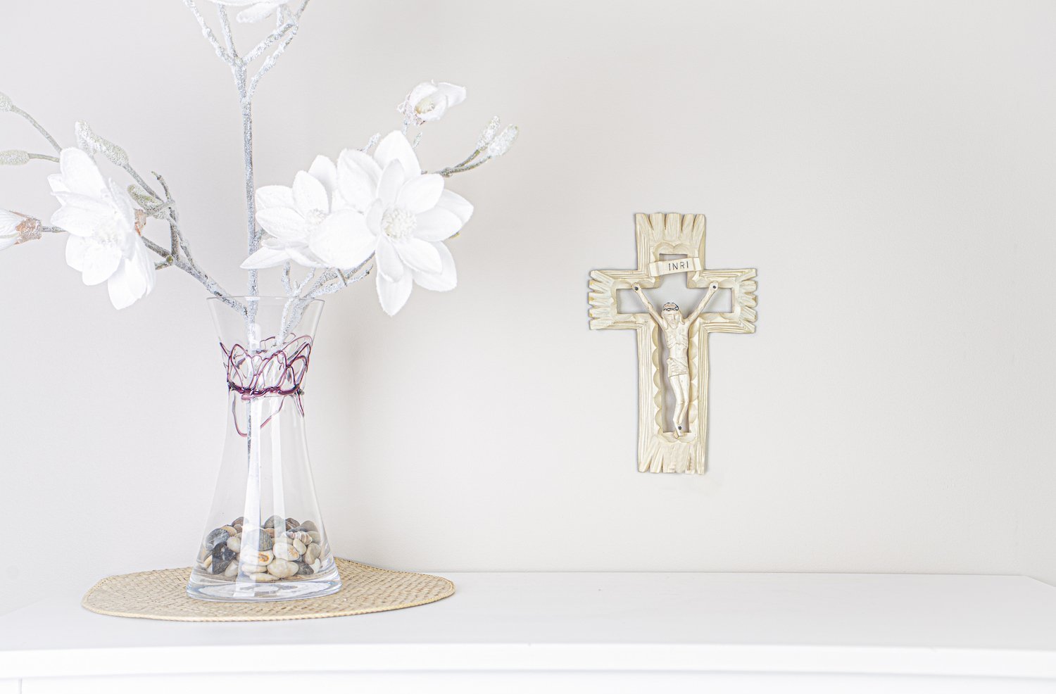 Krzyż z wizerunkiem Chrystusa wyrzeźbiony z drewna