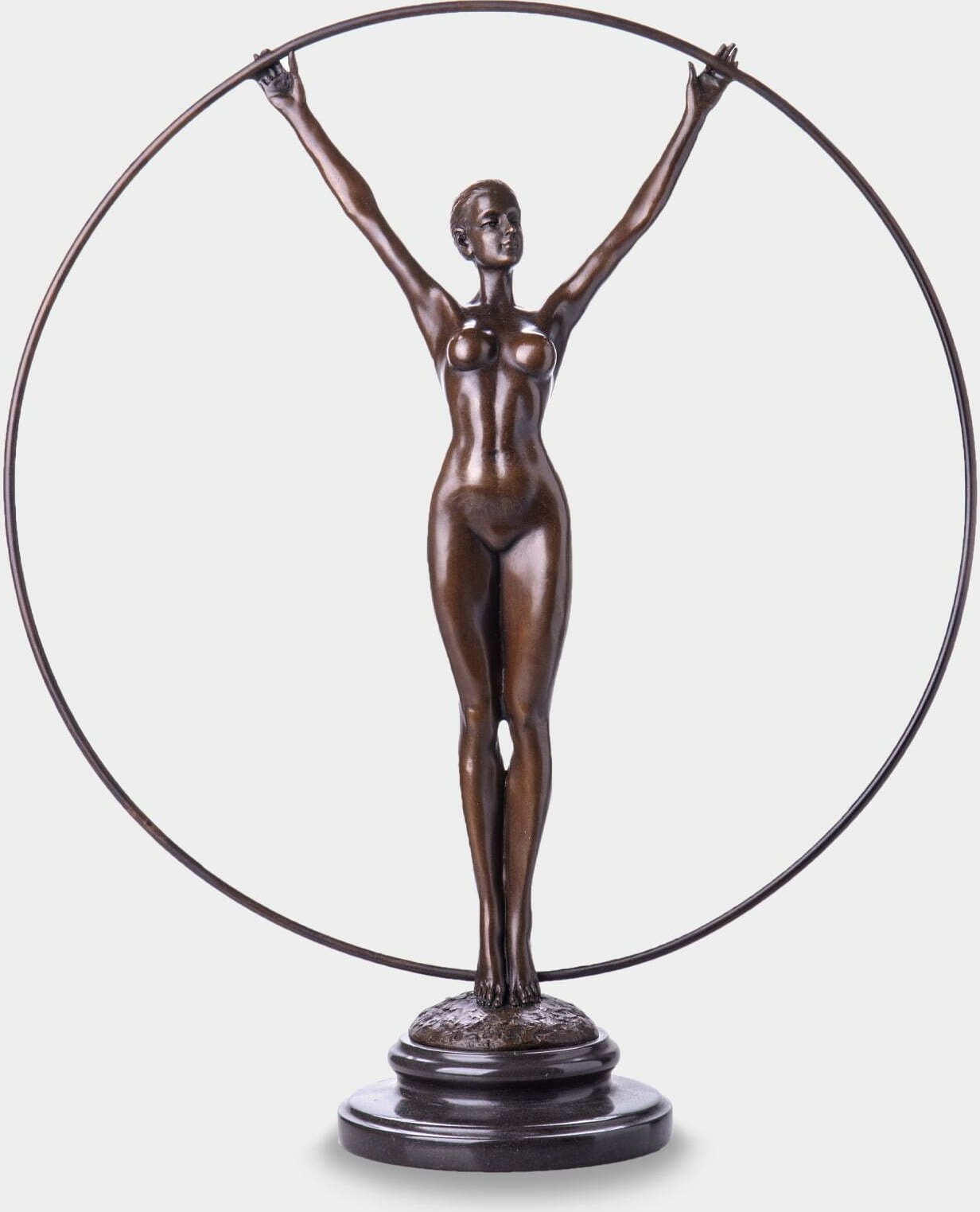 rzezbyzbrazu Kobieta w Kole Rzeźba z Brązu