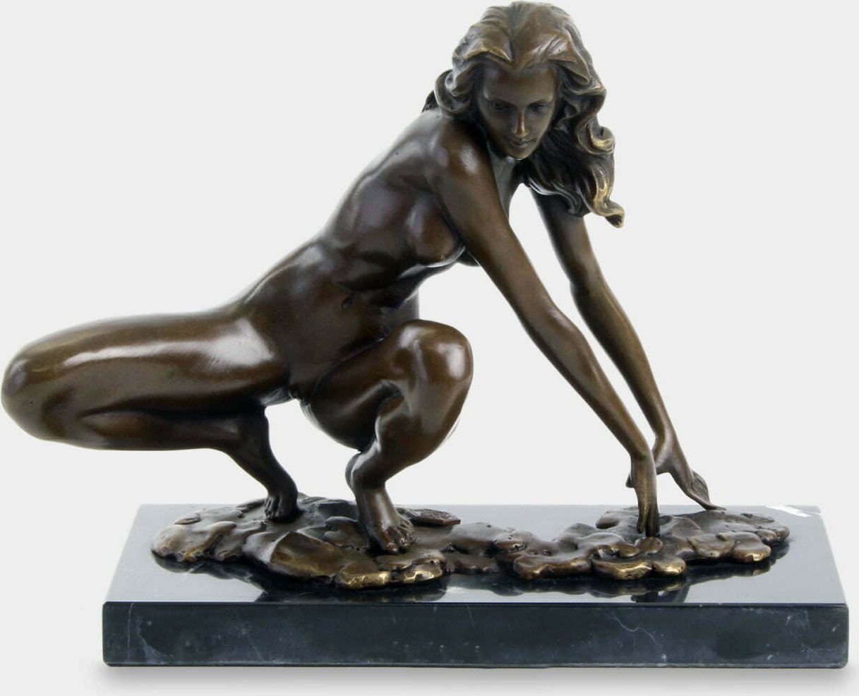 rzezbyzbrazu Naga Kobieta