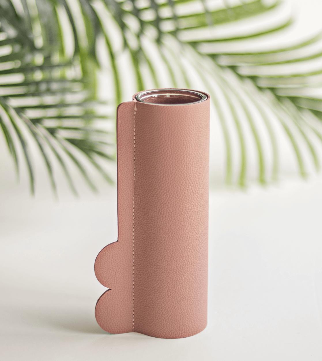 Tajemniczy ogród Wazonik w skórzanej osłonce zgaszony róż 21 cm