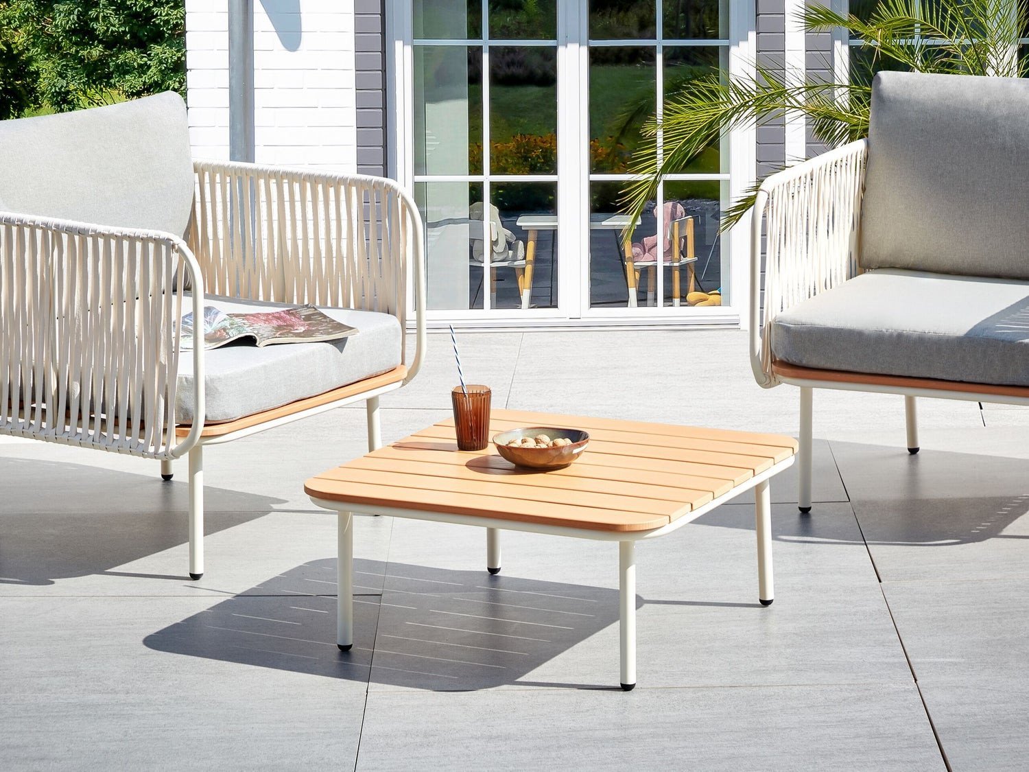 Beliani Stolik kawowy ogrodowy 74 x 74 cm jasne drewno SENISE