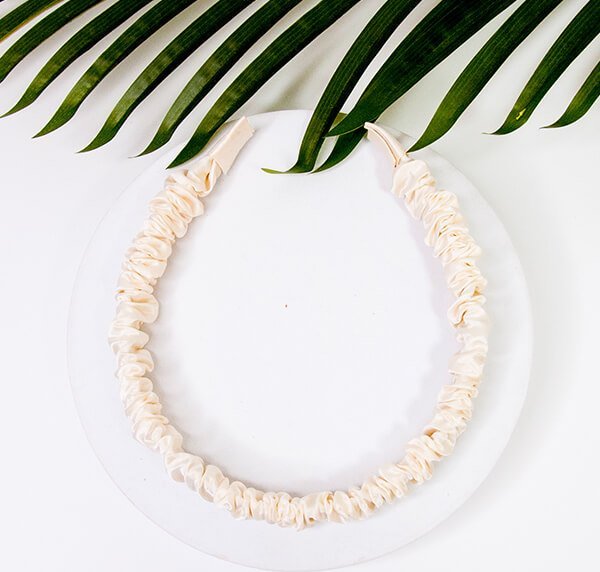 Yeye Satynowa opaska do włosów marszczona gruba Yeye Ecru